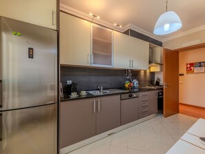 Kühlschrank, Mikrowelle, Ofen, Geschirrspüler