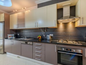 Kühlschrank, Mikrowelle, Ofen, Geschirrspüler