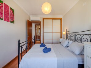 3 bedrooms, desk, Internet
