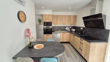 Een koelkast, een microgolfoven, een oven, een vaatwasser