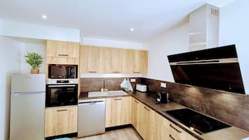 Een koelkast, een microgolfoven, een oven, een vaatwasser