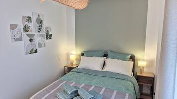 2 bedrooms, desk, internet, bed sheets