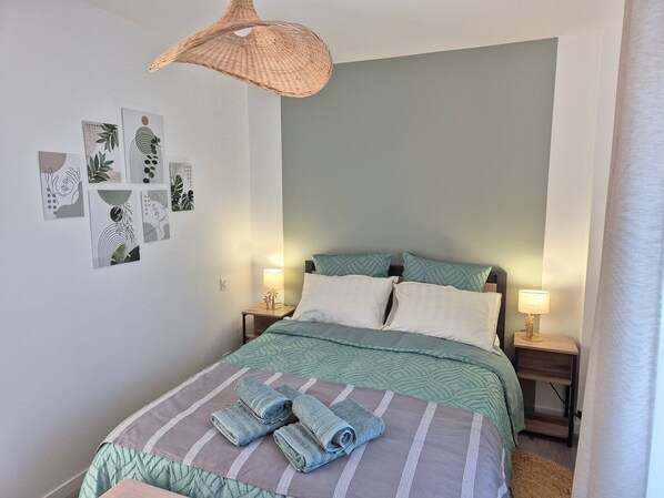 2 chambres, bureau, accès Internet, draps fournis