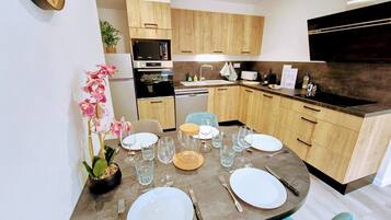 Een koelkast, een microgolfoven, een oven, een vaatwasser