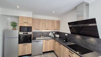 Een koelkast, een microgolfoven, een oven, een vaatwasser