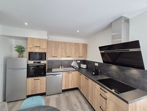 Réfrigérateur, micro-ondes, four, lave-vaisselle