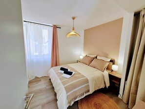 2 habitaciones, escritorio, internet y ropa de cama 