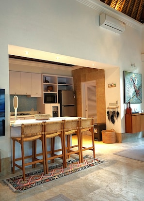 Geladeira, micro-ondas, fogão, cooktop