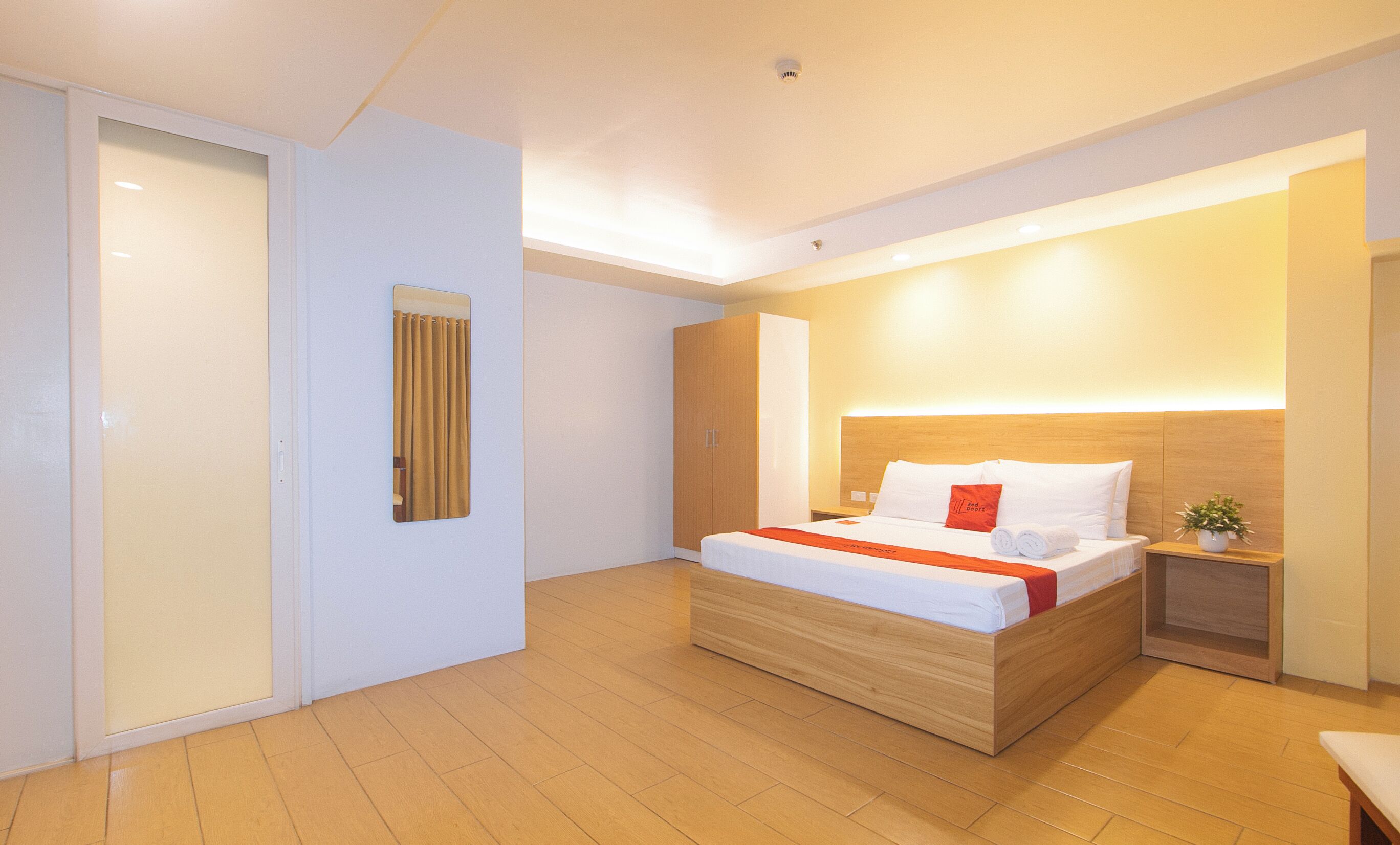 Desk, free WiFi, bed sheets