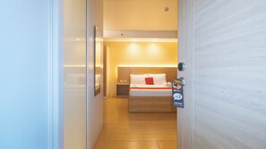 Escritorio, wifi gratis y ropa de cama
