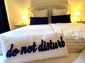 1 bedroom, bed sheets