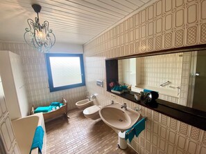 Dutxa, assecador de cabells, bidet i tovalloles