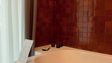 Deluxe Suite, City View | Private spa tub