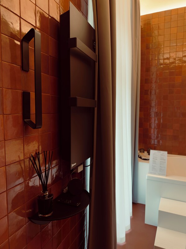 Suite Deluxe, vista a la ciudad | Regadera en el baño