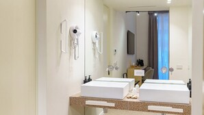 ห้องจูเนียร์สวีท, ระเบียง, วิวเมือง | ห้องน้ำ | ไดร์เป่าผม, รองเท้าสวมภายในห้อง, โถสุขภัณฑ์แบบบิเดท์, ผ้าเช็ดตัว