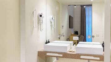 Junior-Suite, Balkon, Stadtblick | Badezimmer | Haartrockner, Hausschuhe, Handtücher, Seife