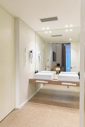 Junior Suite, Balcony, City View | Bathroom