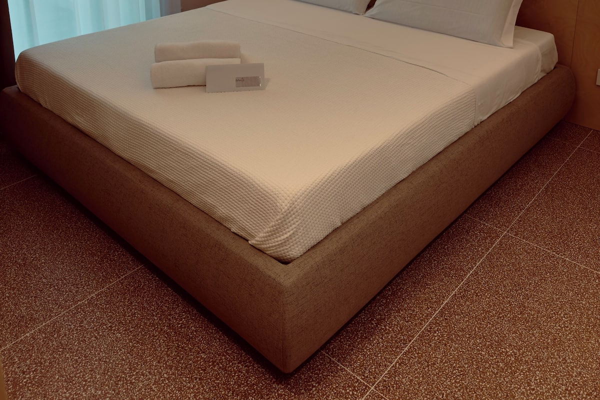 Basic Double Room, Private Bathroom, Courtyard View | Meja, Wi-fi percuma