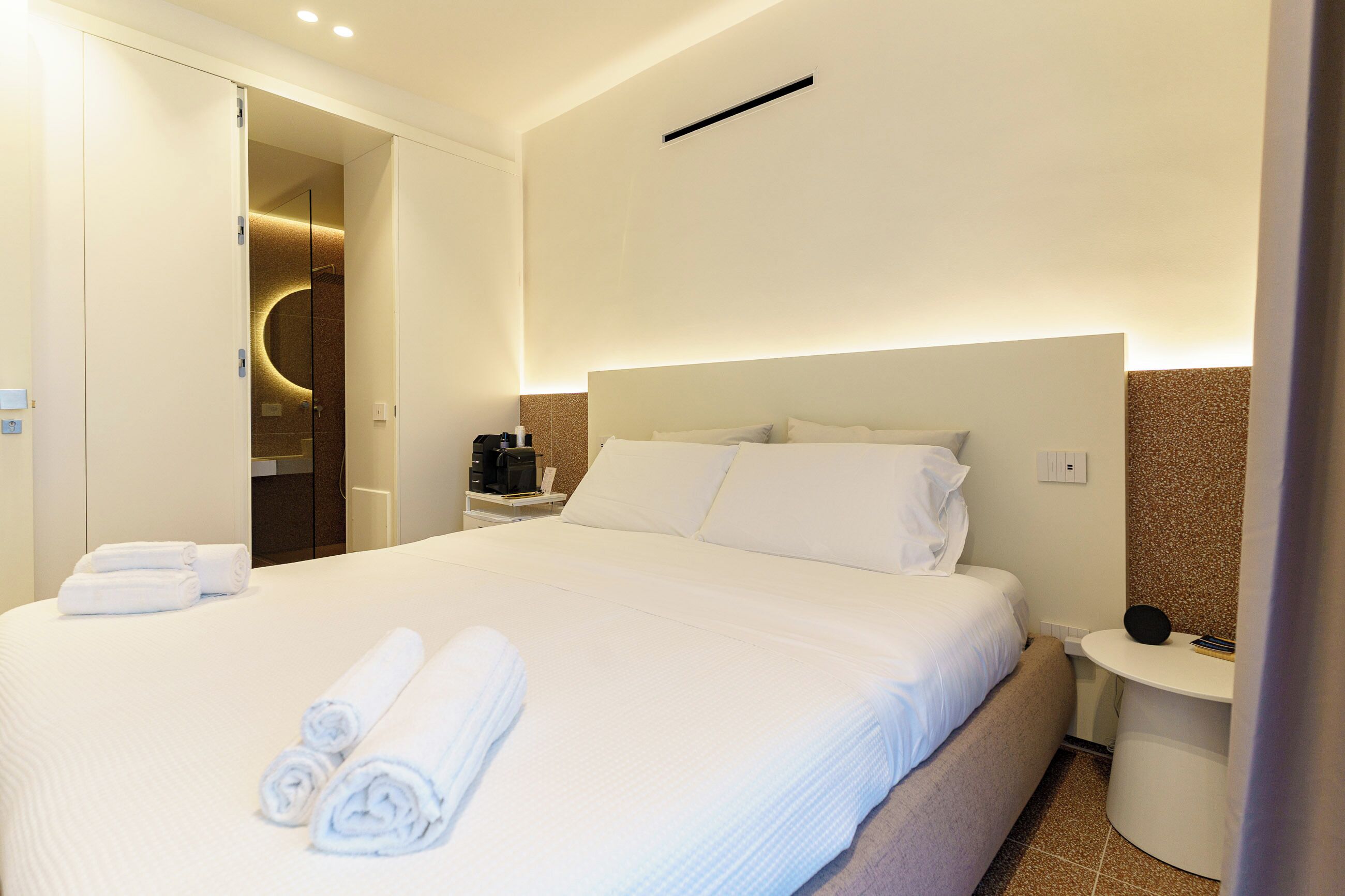 Desk, soundproofing, free WiFi