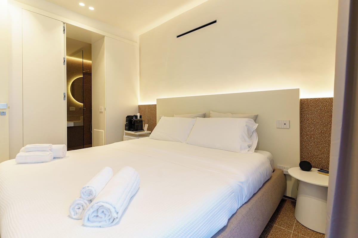 Desk, soundproofing, free WiFi