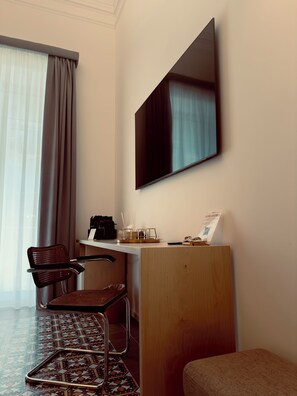 Suite junior, balcón, vista a la ciudad | Escritorio y wifi gratis