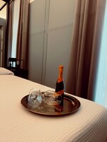 Suite Deluxe, vista città | Una scrivania, Wi-Fi gratuito