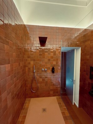 Suíte luxo, vista para a cidade | Banheiro | Produtos de toalete grátis, secador de cabelo, toalhas de banho
