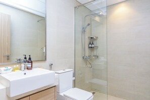 Family Apartment, 1 Bedroom, Balcony, City View | Bathroom - Bloomfields 1BR Azizi Farhad Burj View (Dubai)