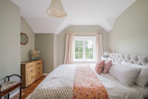 3 bedrooms, iron/ironing board, travel cot, WiFi - Cosy Suffolk Cottage | Big Beds, Garden, Dog Friendly (Pound Corner)