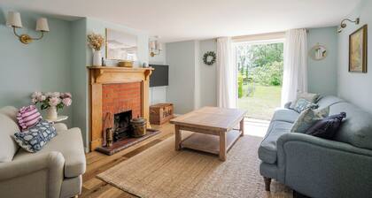 Cosy Suffolk Cottage | Big Beds, Garden, Dog Friendly
