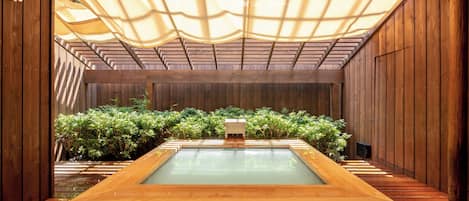 Habitación superior, para no fumadores (w/ Hot Spring Open-Air Bath, Kumo) | Baño | Amenidades de baño gratuitas, secadora de cabello, toallas, shampoo