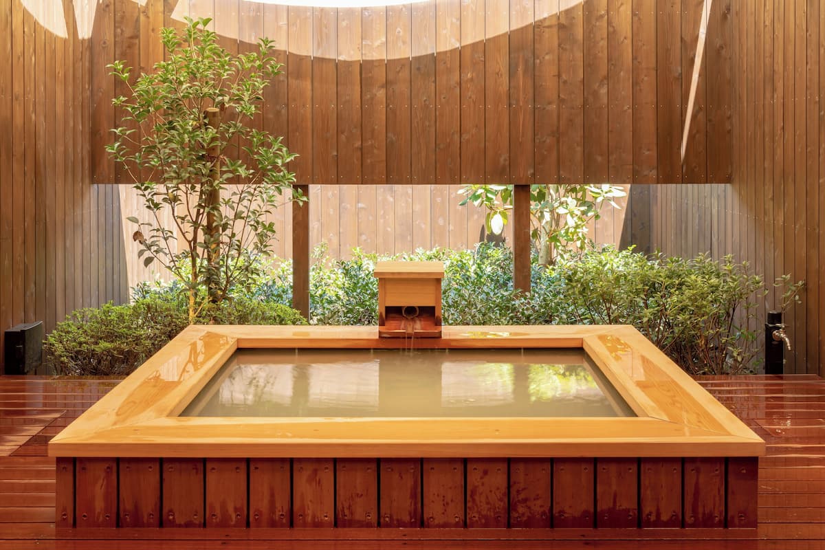 Habitación Deluxe, no fumadores (w/ Hot Spring Open-Air Bath, Mayu) | Baño | Artículos de higiene personal gratuitos, secador de pelo y toallas