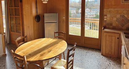 Maison spacieuse idéalement située. Confort + pour 6 personnes, parking privé