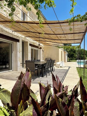 Outdoor dining - Large renovated Mas provençale with swimming pool (Valréas)