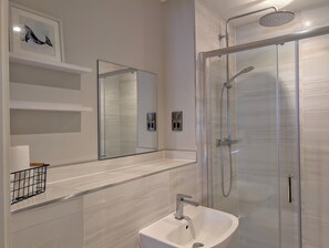 Shower, hair dryer, towels - Spindrift Fowey (Fowey)