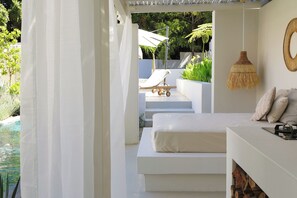 4 bedrooms, iron/ironing board, free WiFi, bed sheets - Bel Ombre Hills, 2200m2 luxury property in upper Constantia (Cape Town)