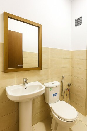 Serviettes fournies, papier toilette