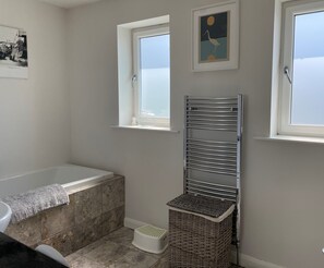 تجهيزات دش، مجففات شعر، مناشف، صابون