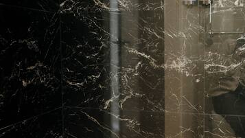 Dobbeltrom – superior | Bad | Dusj, hårføner, håndklær og såpe