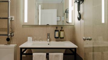 Quarto solteiro | Banheiro | Chuveiro, secador de cabelo, toalhas de banho, sabonete