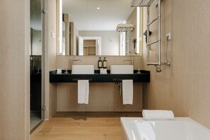 Junior Suite | Bathroom | Shower, hair dryer, towels, soap - Hotel PAX Atocha (Madrid)