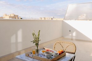 غرفة سوبيريور مزدوجة | خزنة داخل الغرفة وتجهيزات عازلة للصوت ومكواة/لوح كي وواي فاي مجانًا