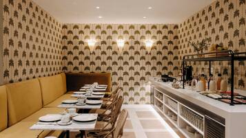 Café da manhã com buffet diário (EUR 15 por pessoa)