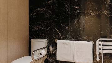 Single Room, Mobility Accessible | Bathroom | Shower, hair dryer, towels, soap