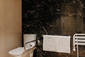 Single Room, Mobility Accessible | Bathroom | Shower, hair dryer, towels, soap