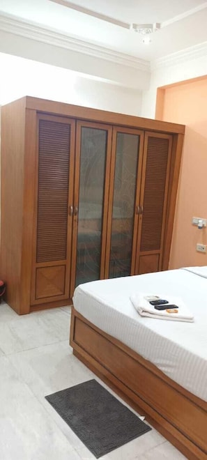 Kahden hengen classic-huone, 4 makuuhuonetta, kaupunkinäköala | Memory foam -patjalliset sängyt, tallelokero huoneessa