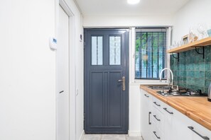 Studio, quang cảnh sân vườn | Bếp riêng | Ấm điện 