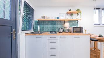 Studio, Courtyard View | Private kitchen