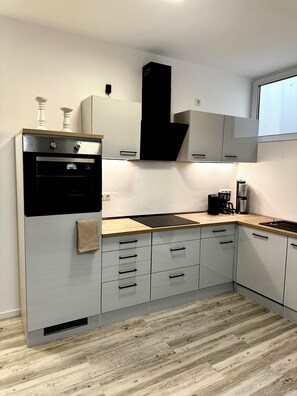 Frigorifero, forno, piano cottura, lavastoviglie