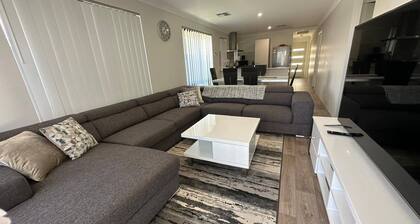 Cozy Holiday and Business Home